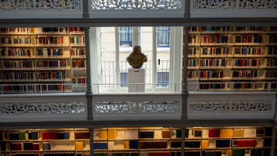 Boekenkasten in universiteitsbibliotheek